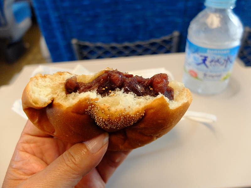新幹線車内で朝食