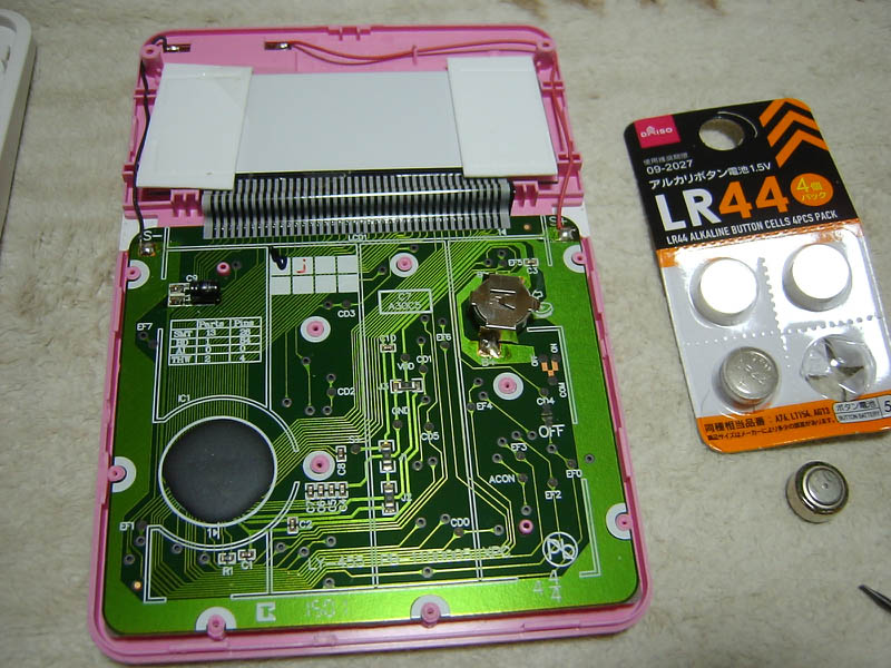 ソーラー電卓のボタン電池交換