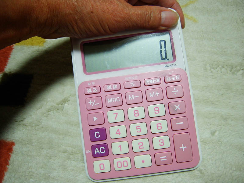 ソーラー電卓のボタン電池交換