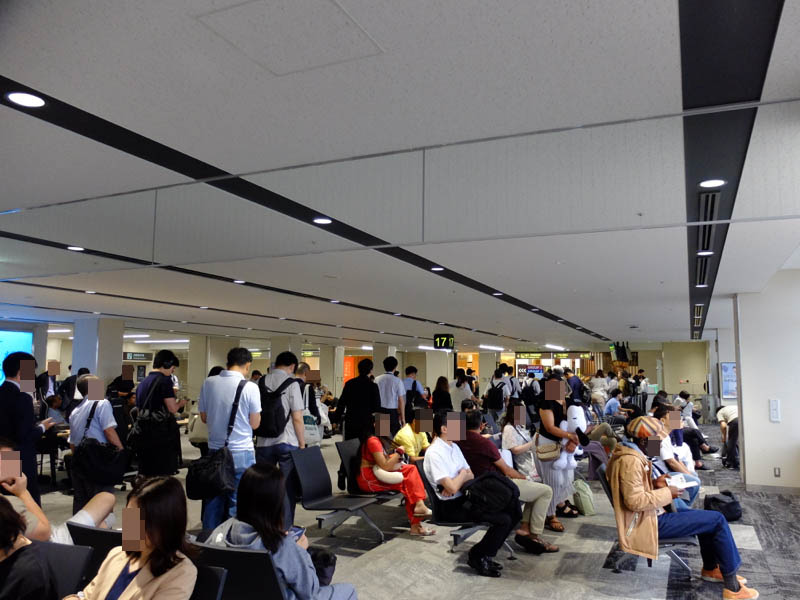 伊丹空港で飛行機に搭乗