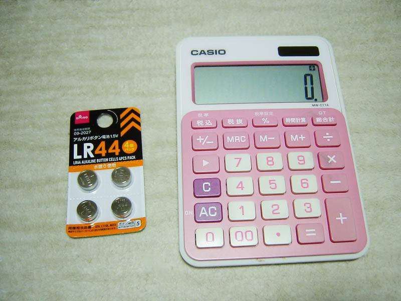 ソーラー電卓のボタン電池交換