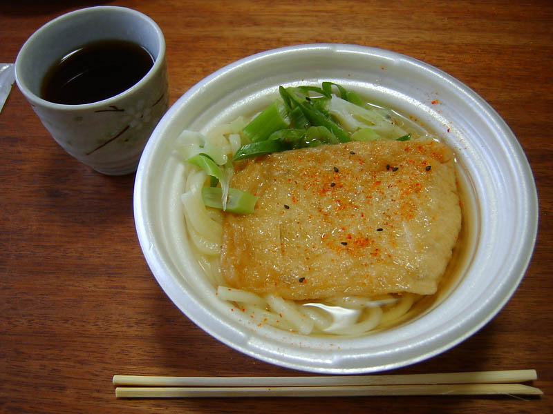 きつねうどんと梨