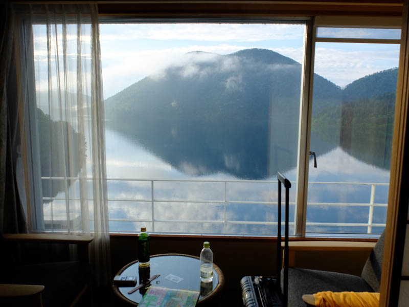 然別湖に映るくちびる山