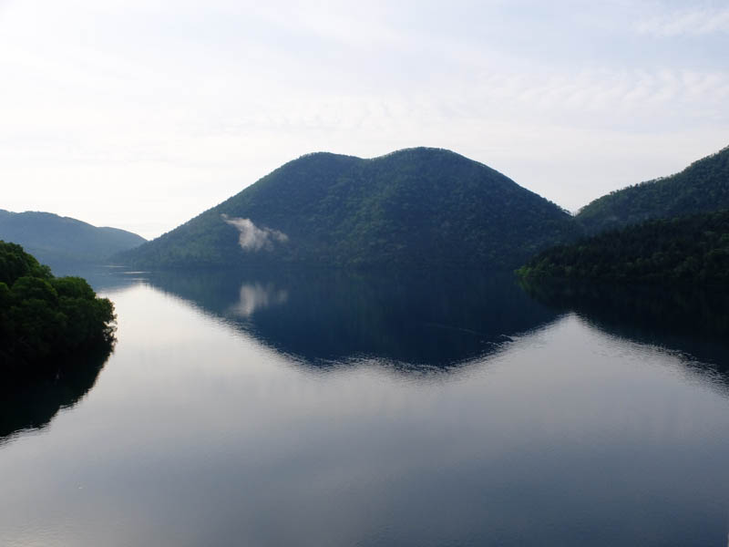 然別湖に映るくちびる山