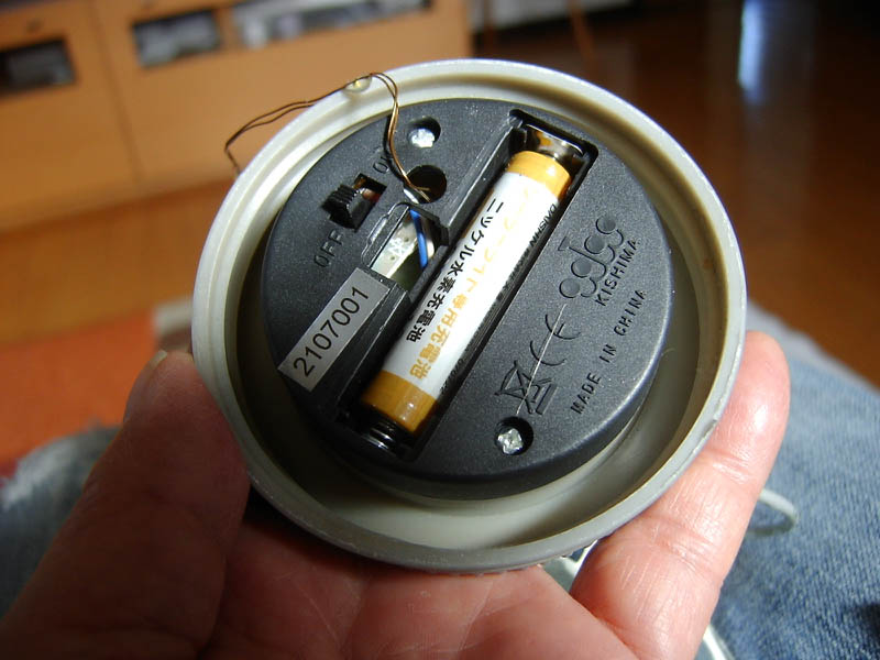 LEDライトのニッケル水素充電池を交換