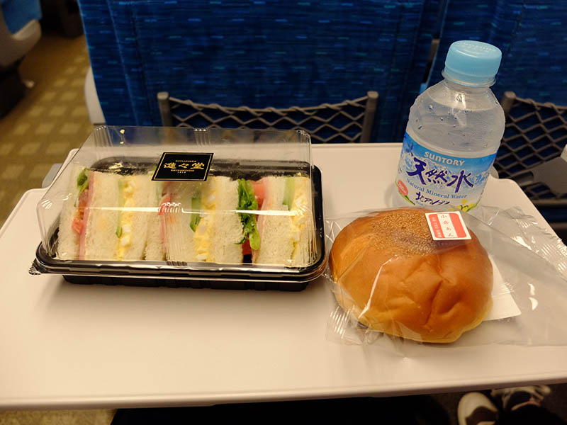 新幹線車内で朝食