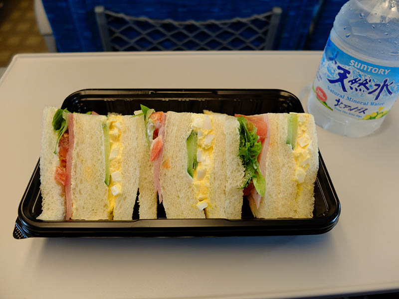 新幹線車内で朝食