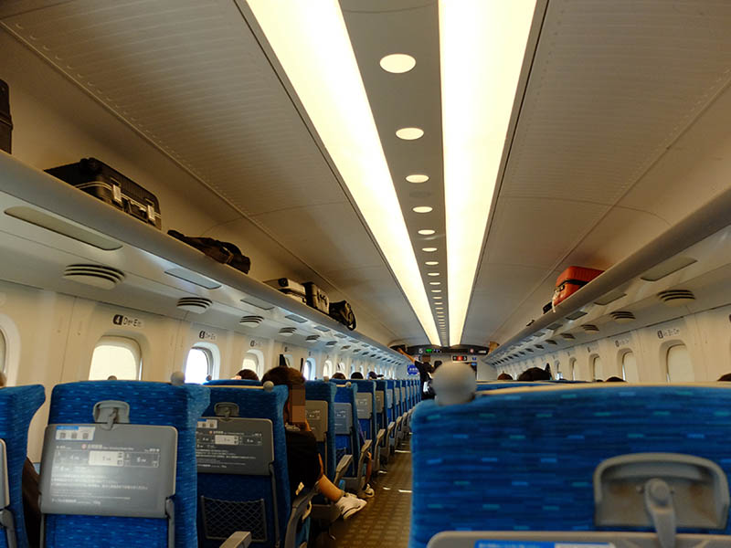 新幹線車内で朝食