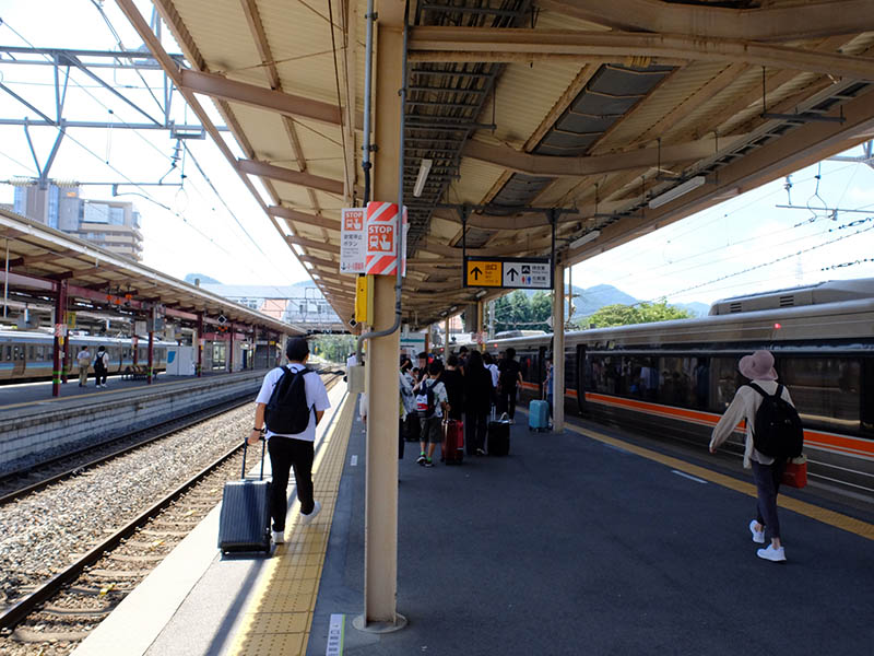 塩尻駅に到着