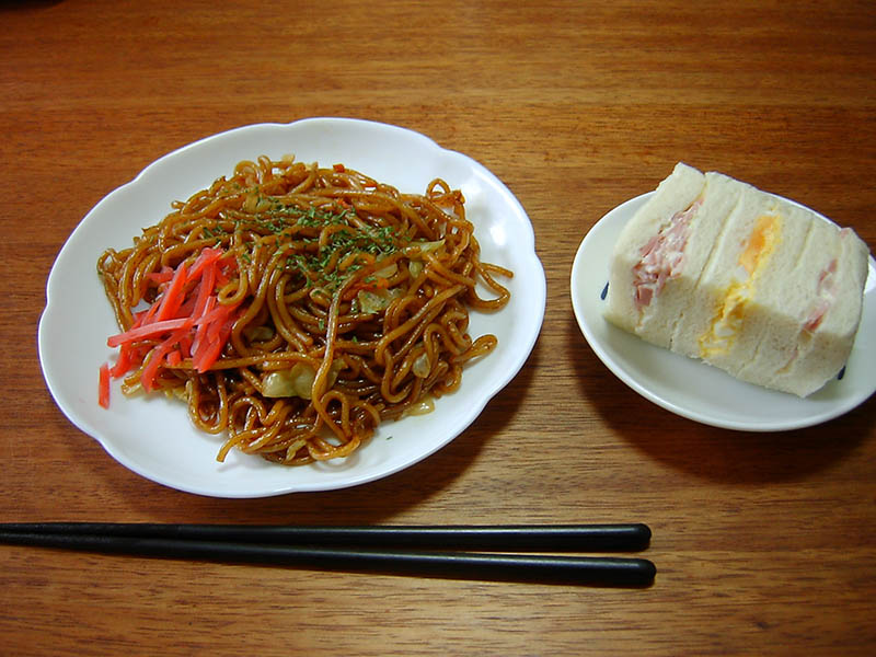 焼きそばとサンドイッチ