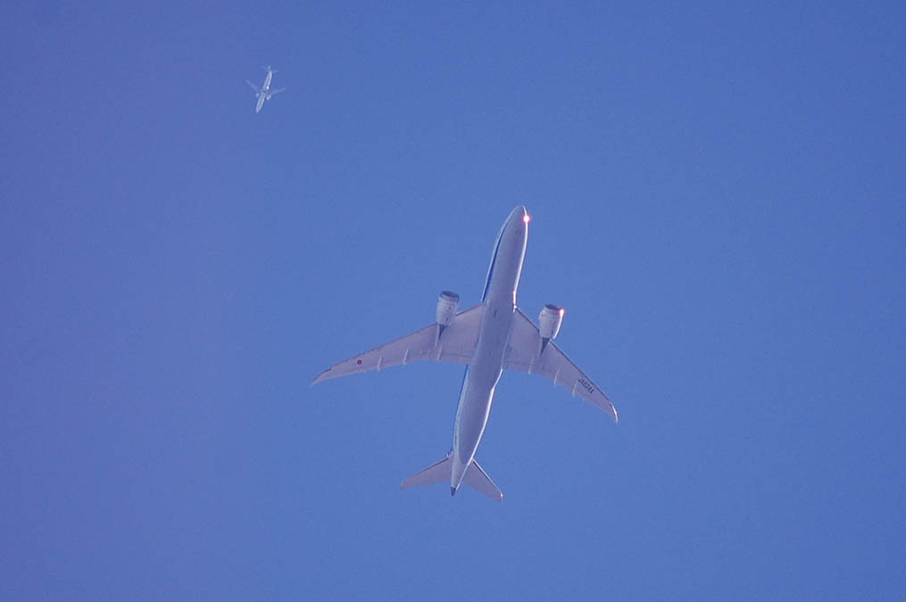 すれ違うジェット機