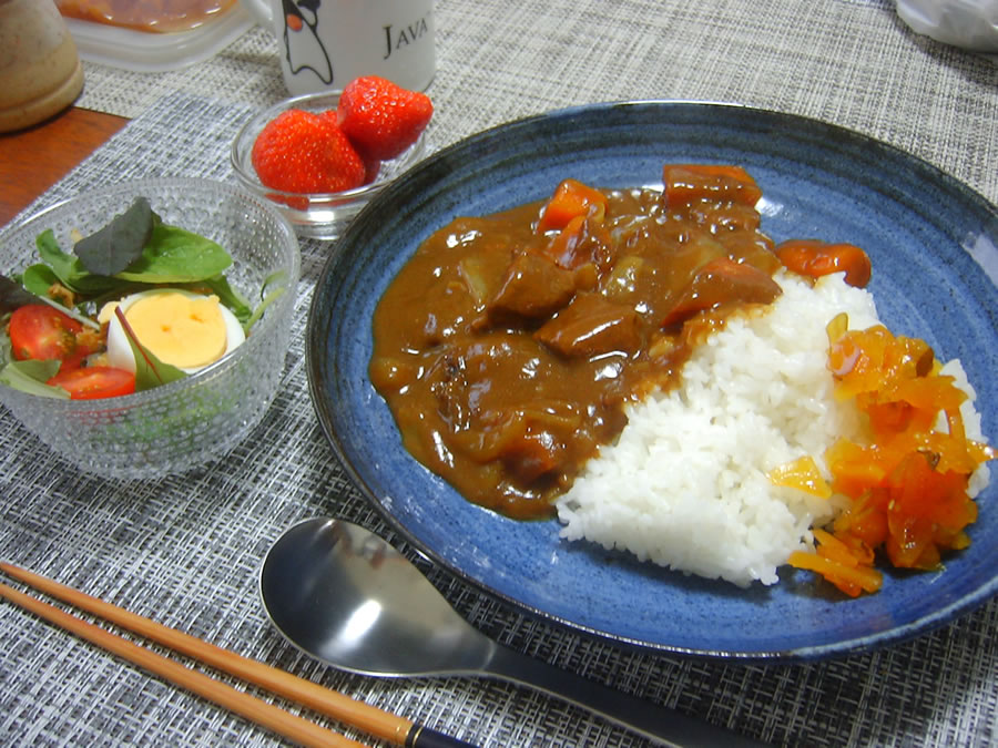 カレーライスとサラダ