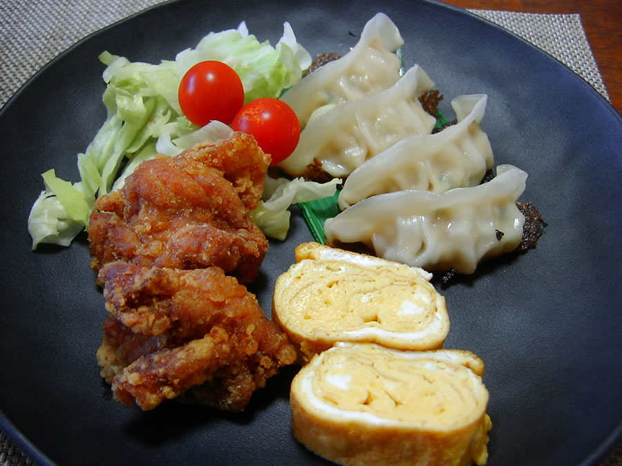 餃子と唐揚げと玉子焼き