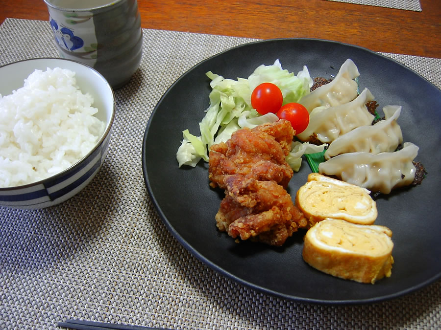 餃子と唐揚げと玉子焼き