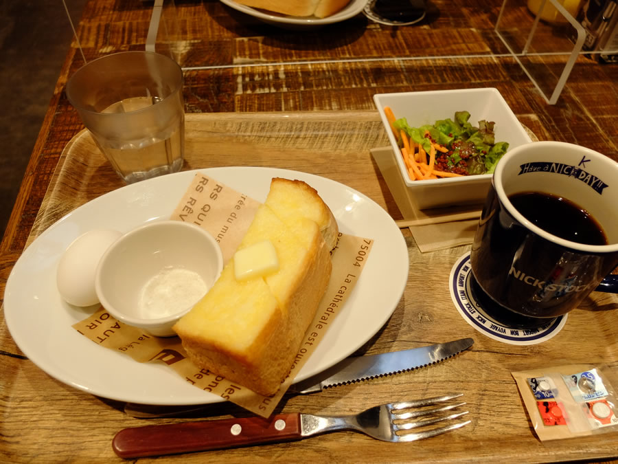 伊丹空港で荷物を預け朝食