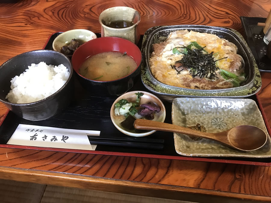 日帰り旅行（信楽）でカツとじ煮込み定食