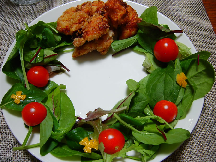 クリスマスの唐揚げと野菜サラダ