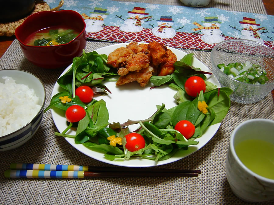 クリスマスの唐揚げと野菜サラダ