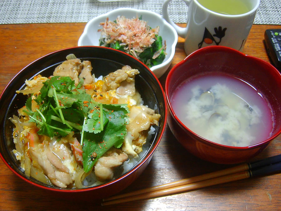 親子丼とシジミにみそ汁とほうれん草