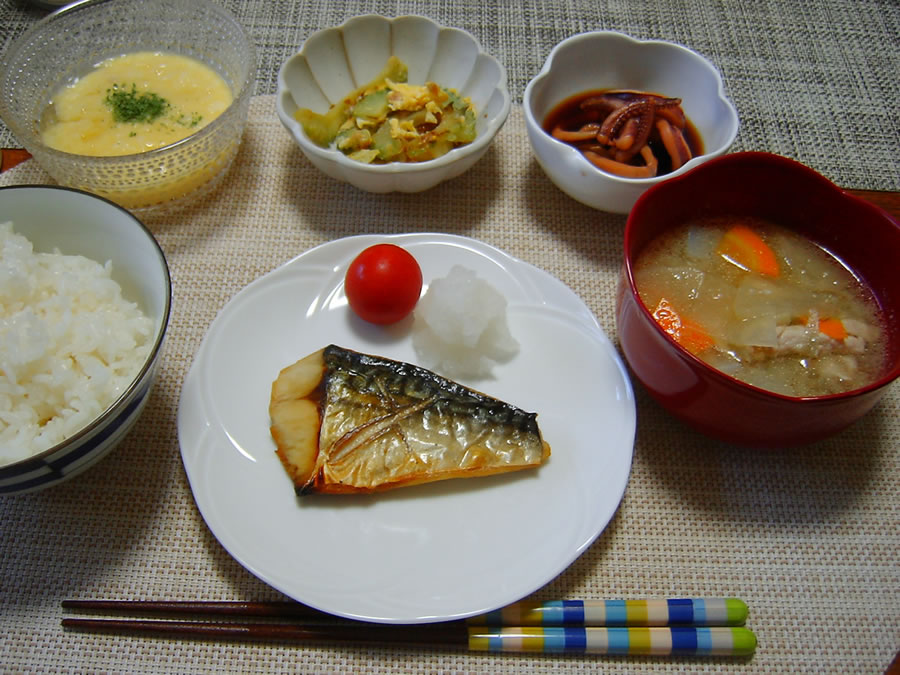 焼き鯖とイカの煮付け