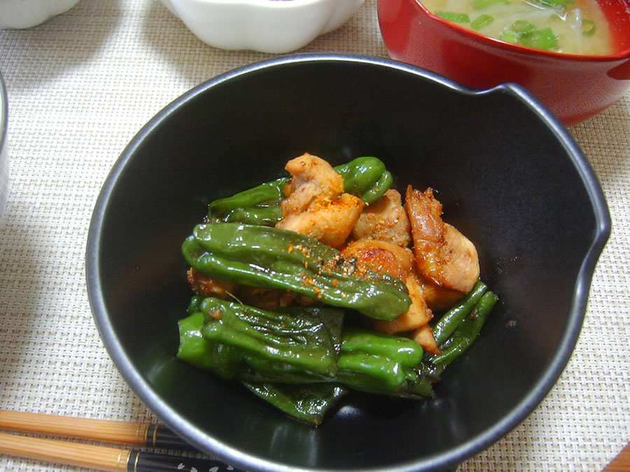 獅子唐と鶏肉のピリ辛炒め