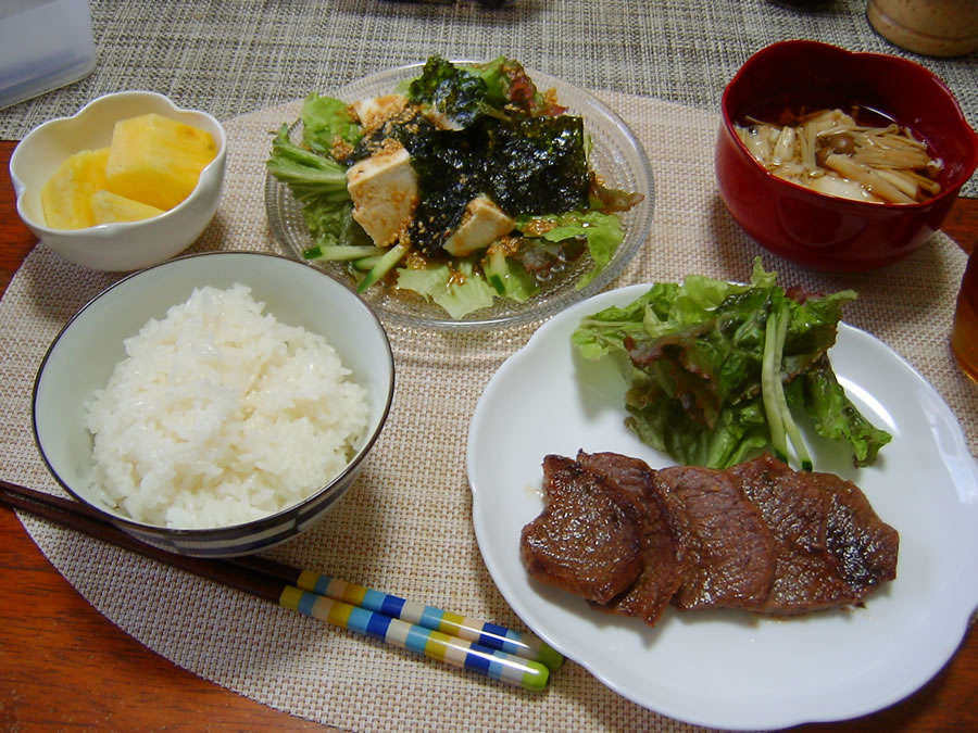 黒毛和牛ステーキと韓国海苔豆腐サラダ