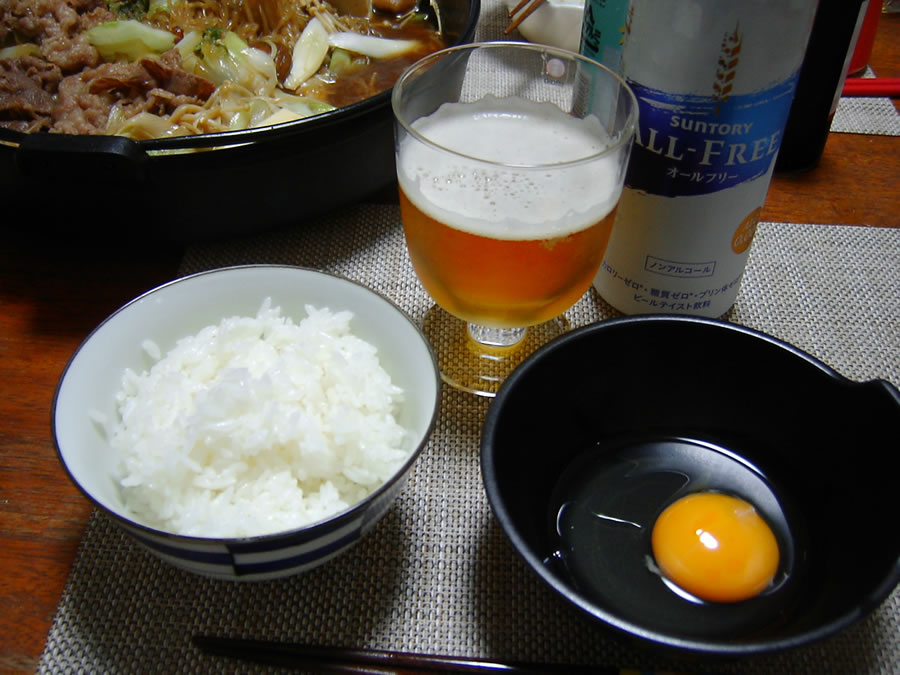 すき焼きに卵とノンアルコールビール