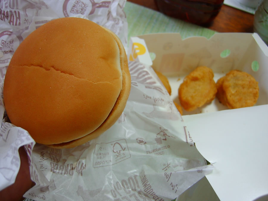 ハンバーガーとチキンナゲット