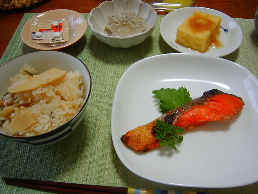 炊き込み御飯と焼き鮭