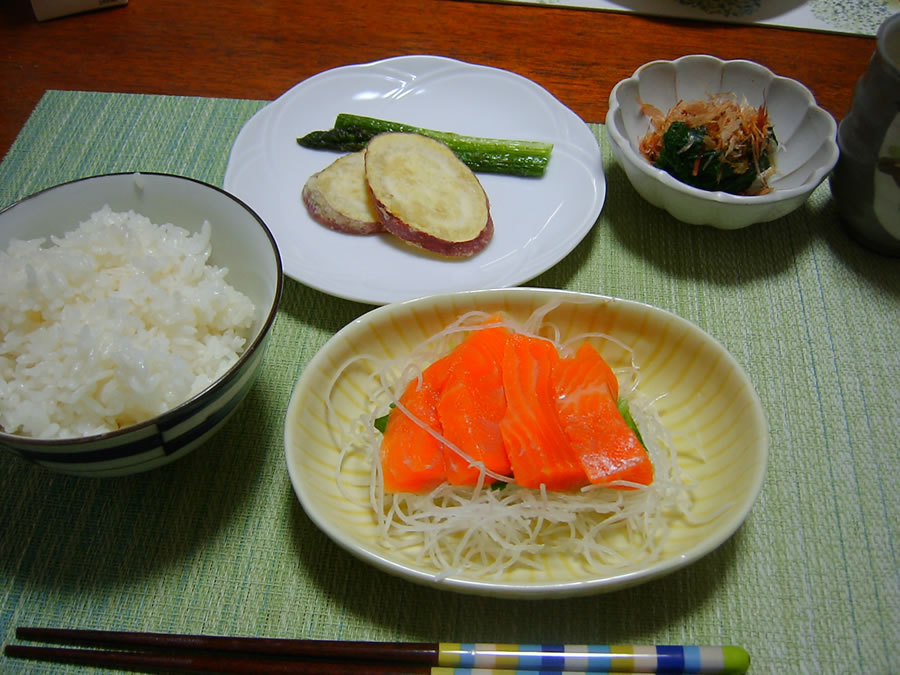 鮭のお造りとイチゴ