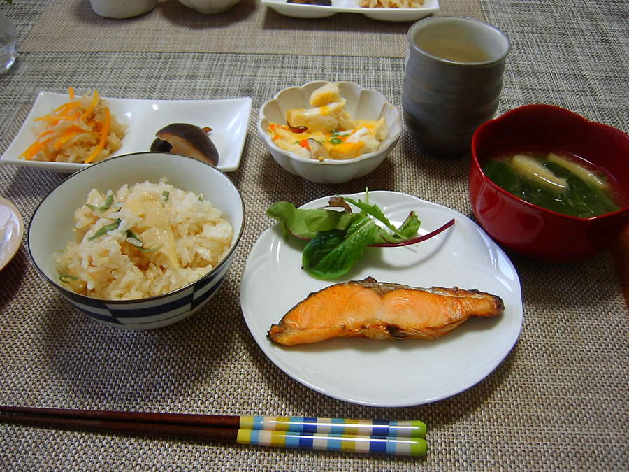 炊き込み御飯と焼き鮭