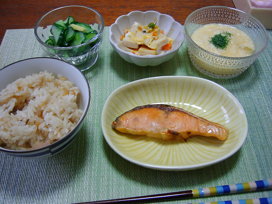 炊き込みご飯と焼き鮭