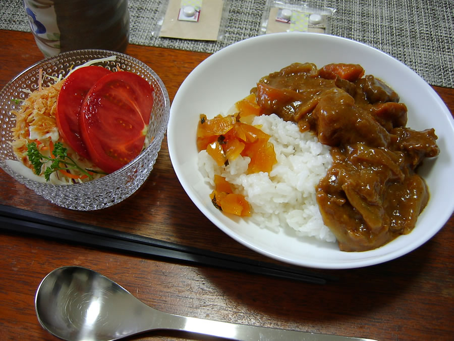 カレーと野菜サラダ