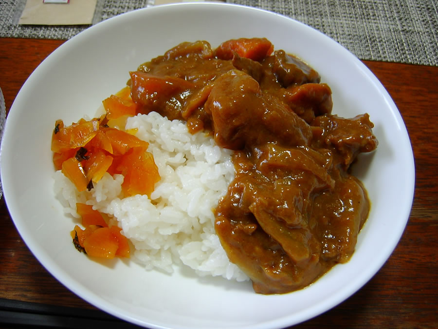 カレーと野菜サラダ