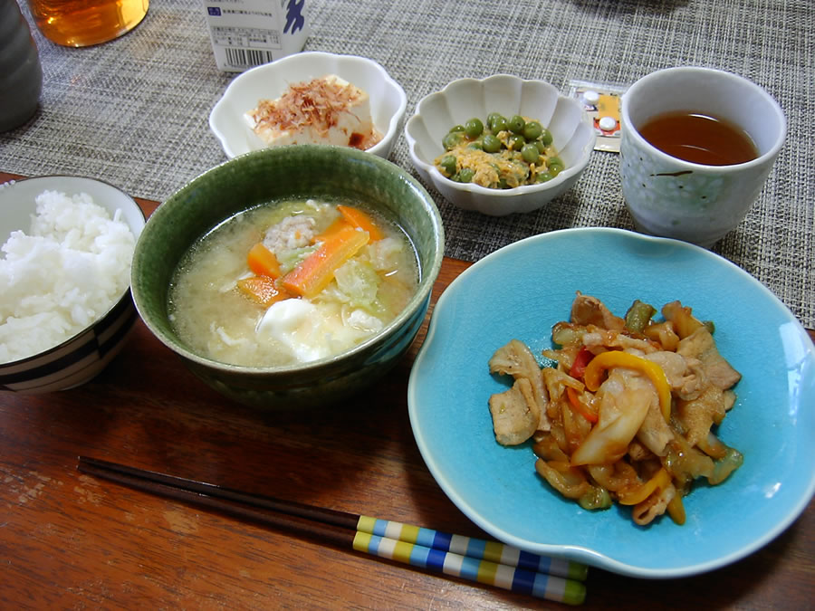 具沢山の味噌汁玉子入り