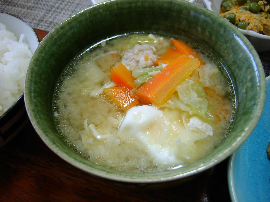 具沢山の味噌汁玉子入り