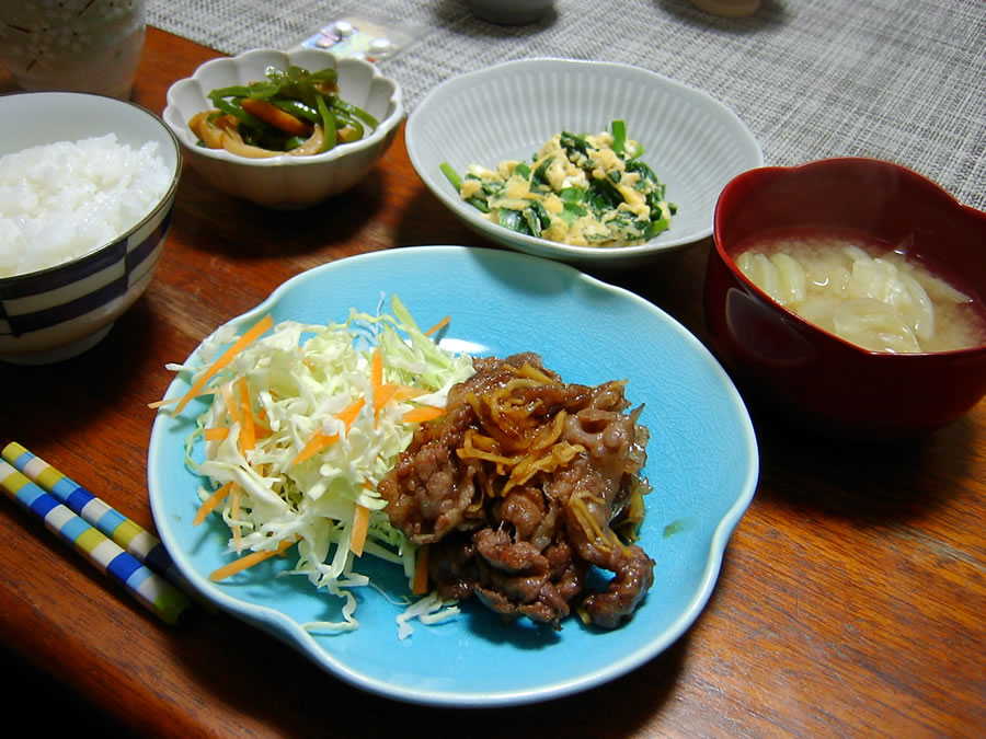 牛こましょうが焼きとふっくらニラ玉