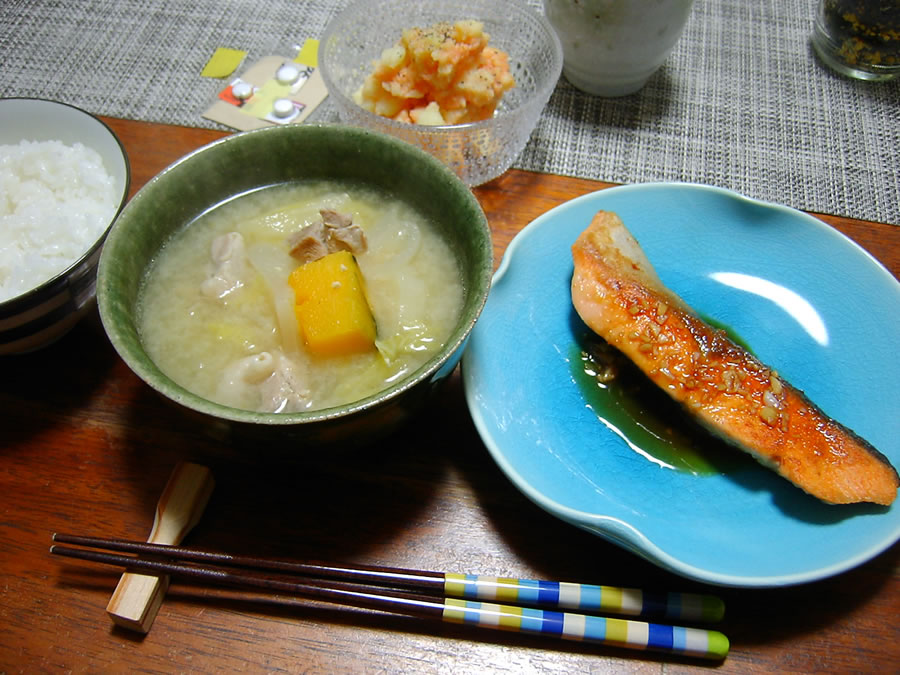 鮭のムニエルと具だくさん野菜みそ汁