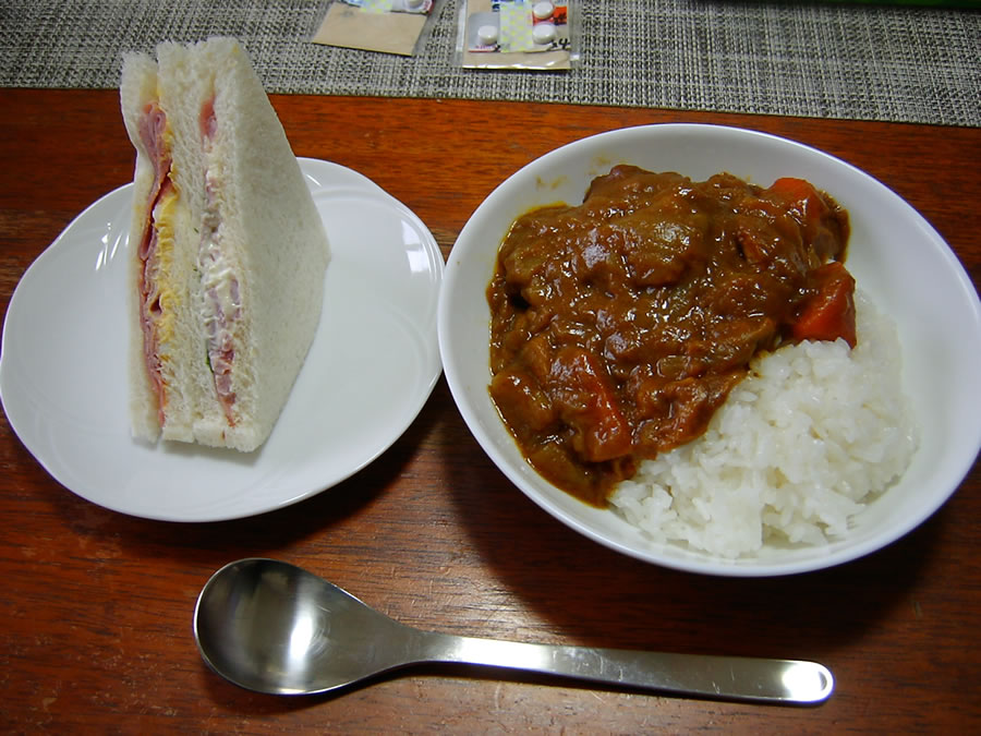 サンドイッチとチキンカレー