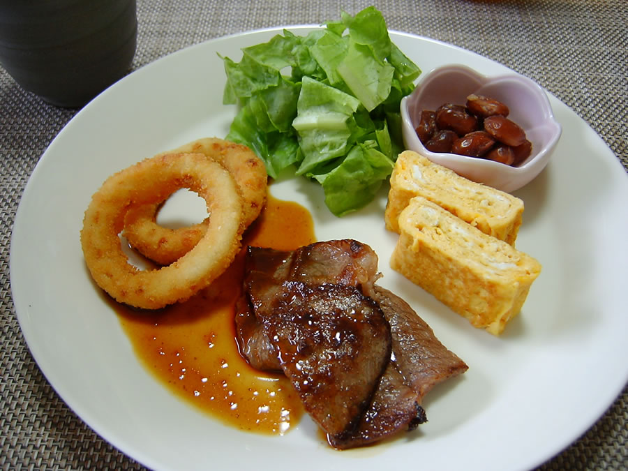 イカリングとお肉と玉子焼き