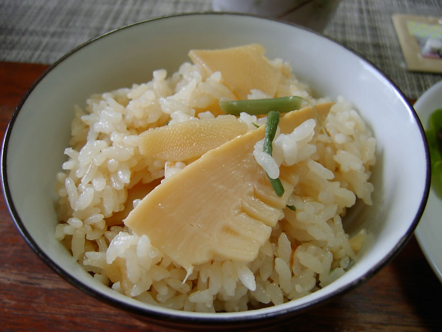 タケノコご飯とシューマイとコロッケ