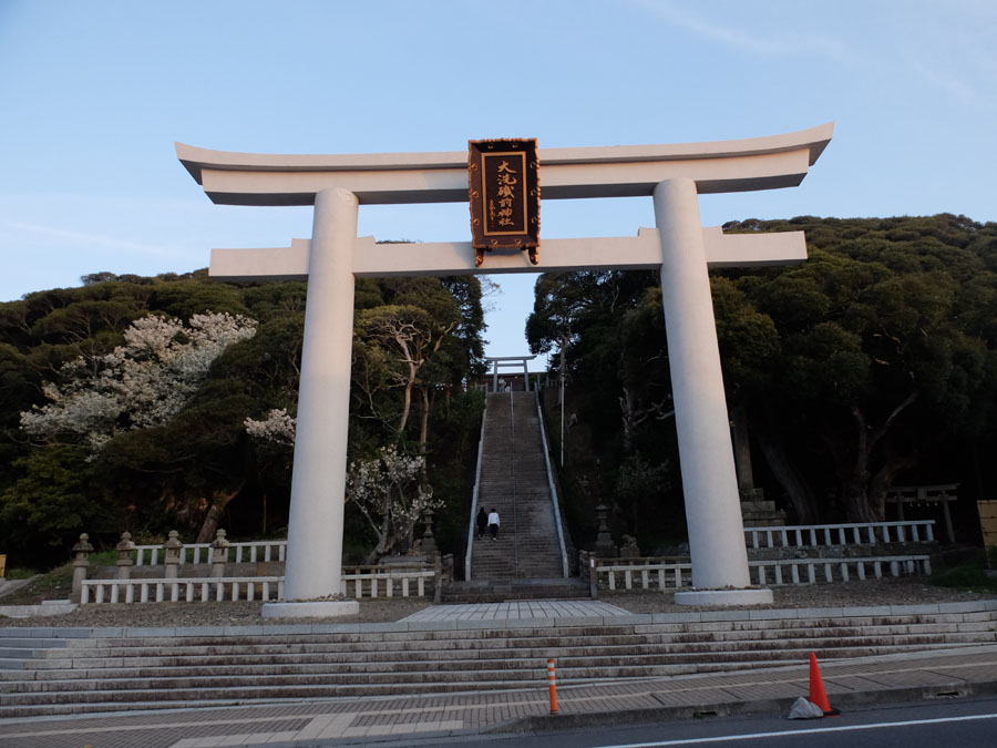 神磯の鳥居の日の出