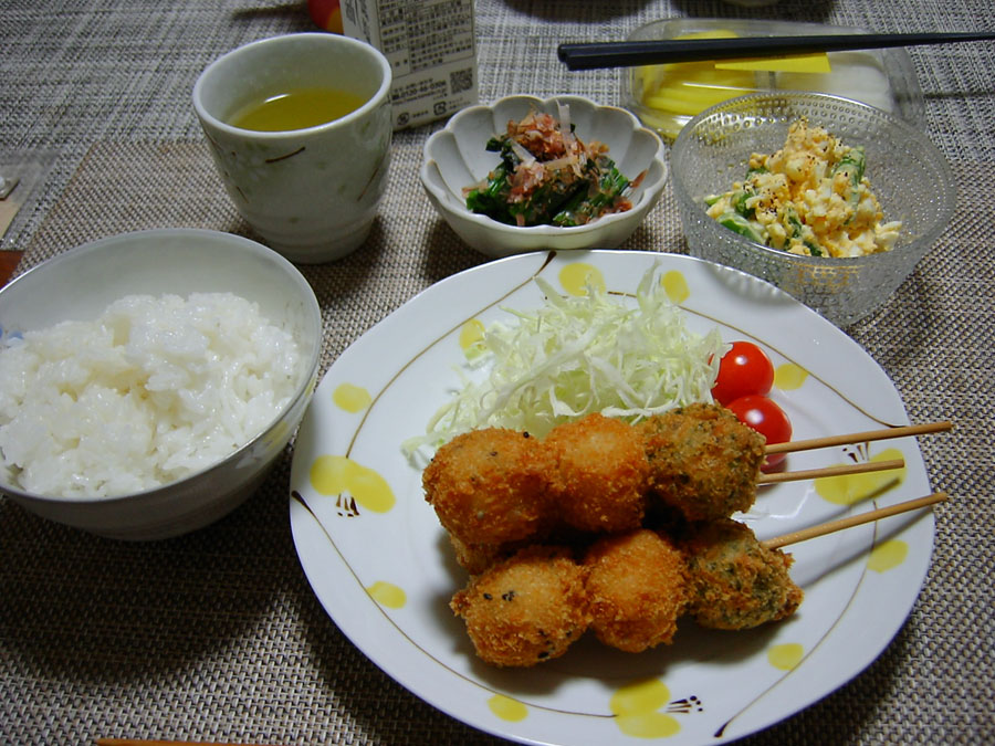 エビ団子とスナップエンドウとゆで玉子のサラダ