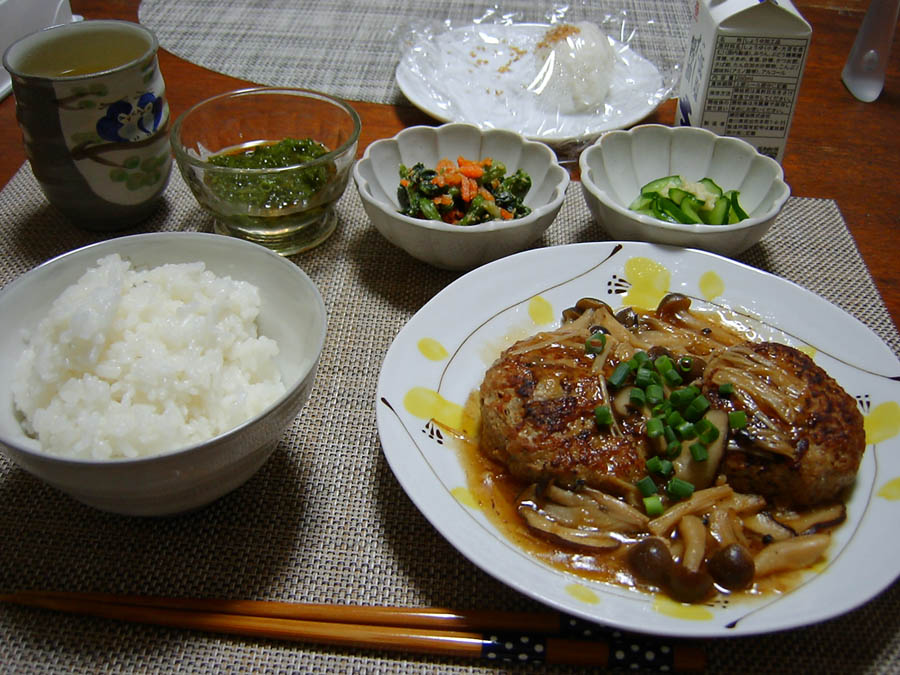 きのこ煮込みハンバーグ