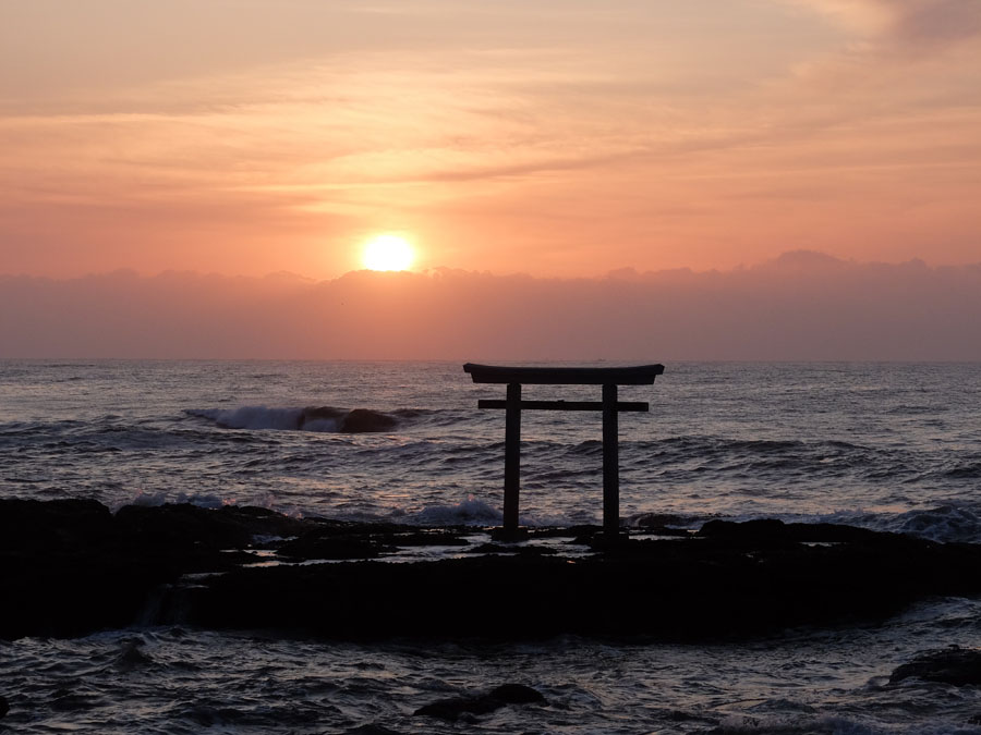 神磯の鳥居の日の出