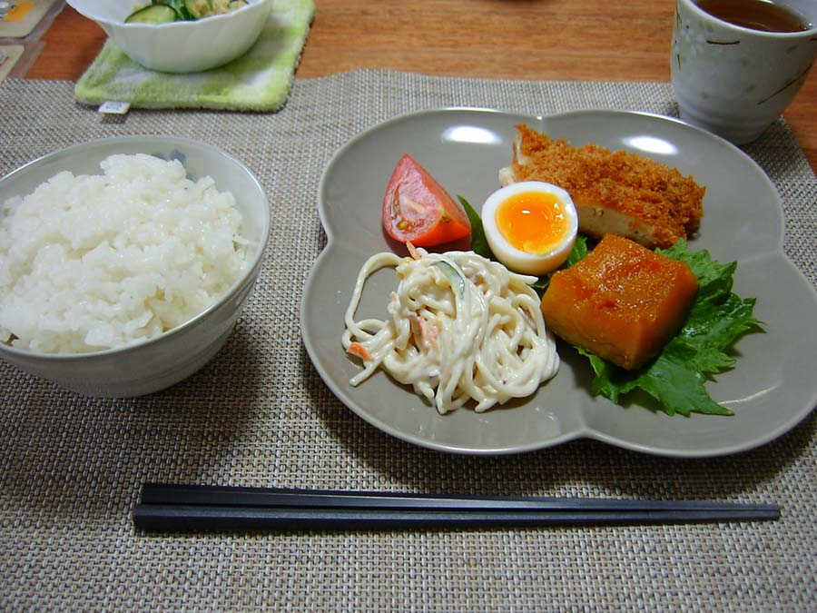 チキンカツとスパゲティサラダ