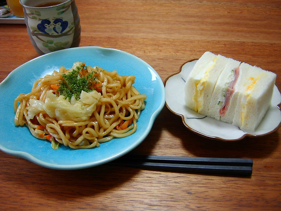 焼きそばとサンドイッチ